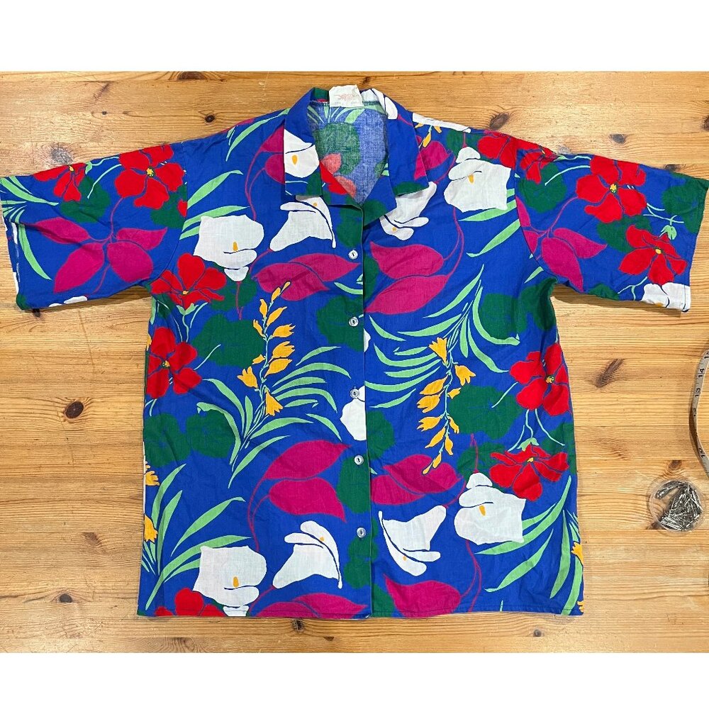 Vintage 80s Blue Floral USA-made Short Sleeved Camp Shirt Blouse